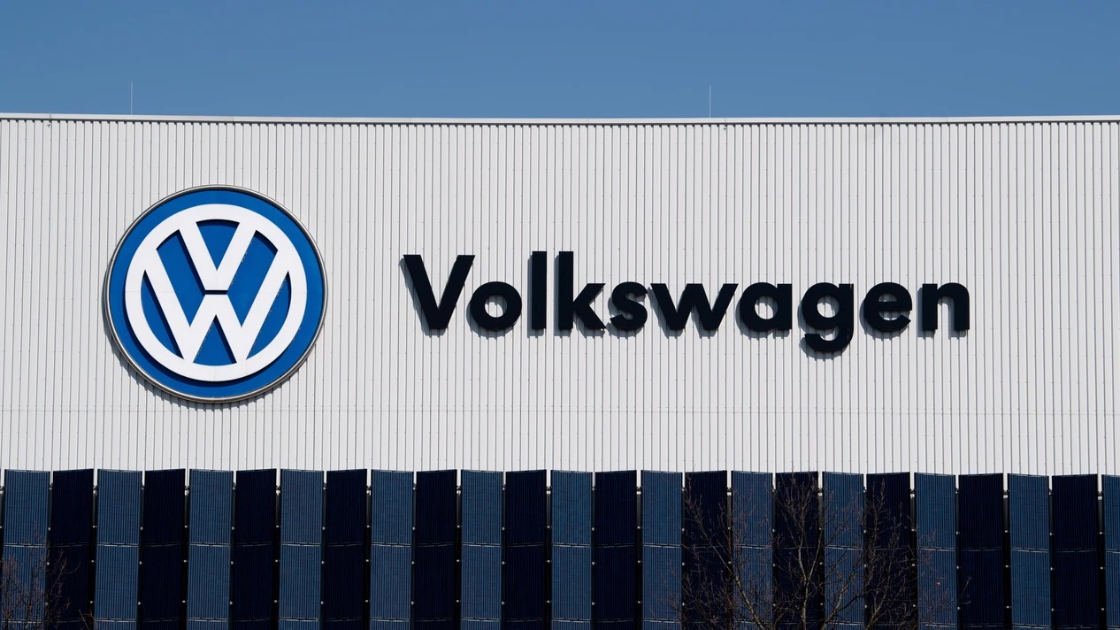 Volkswagen, entre planes de ahorro y recortes: reducirá hasta 100.000 empleos en todo el mundo
